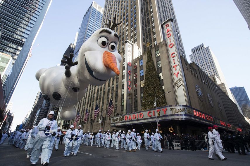- En la foto de archivo del 22 de noviembre de 2018, un globo gigante flota sobre el desfile tradicional del D&iacute;a de Acci&oacute;n de Gracias en Nueva York. Para el 28 de noviembre de 2019 se pronostican fuertes vientos que podr&iacute;an impedir el paso de los enormes globos.&nbsp;