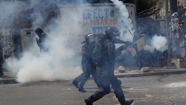 La polic&iacute;a dispara gases lacrim&oacute;genos para dispersar a los manifestantes antigubernamentales y progubernamentales despu&eacute;s de la reelecci&oacute;n del presidente Evo Morales en La Paz, Bolivia, el lunes 4 de noviembre de 2019.