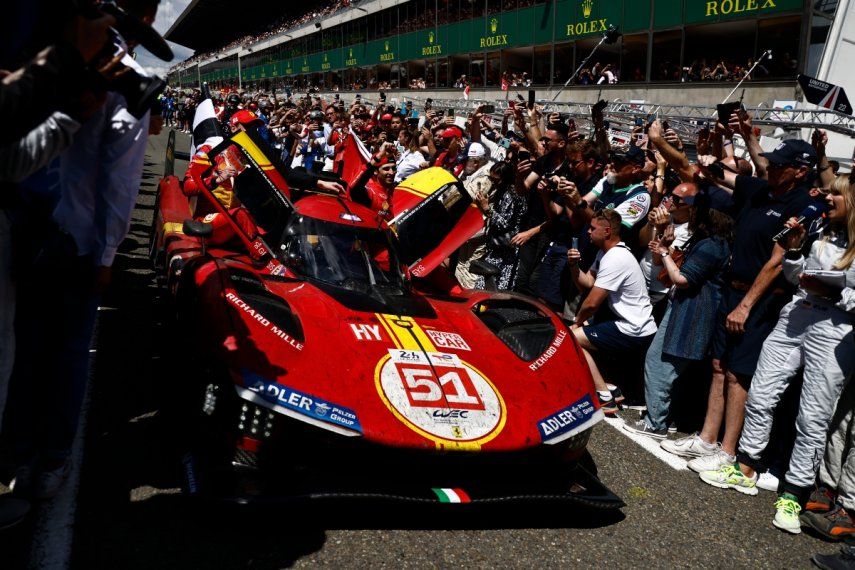Los pilotos del Ferrari AF Corse, Antonio Giovinazzi, Alessandro Pier Guidi y James Calado, celebran su victoria en las 24 Horas de Le Mans, el domingo 11 de junio de 2023.