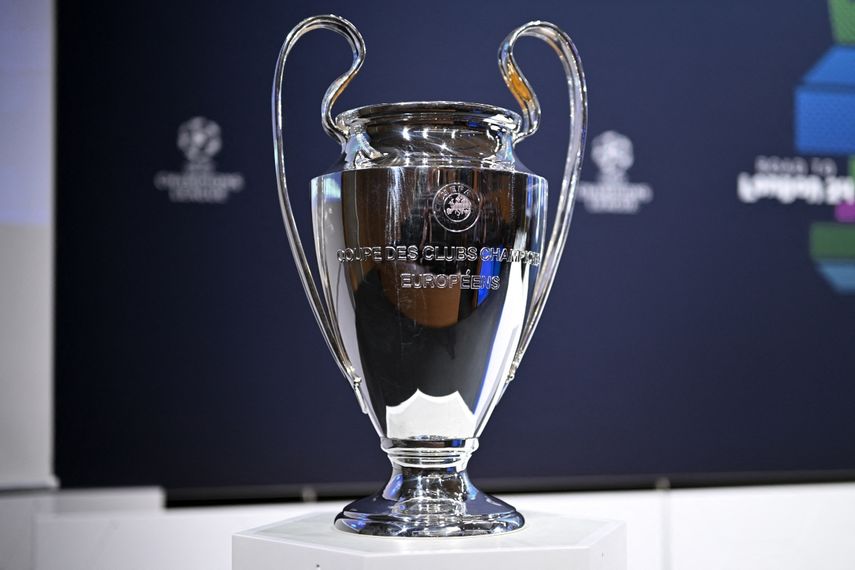 Esta fotografía tomada el 18 de diciembre de 2023 muestra la copa de la Liga de Campeones de la UEFA antes del sorteo de octavos de final. &nbsp; &nbsp;