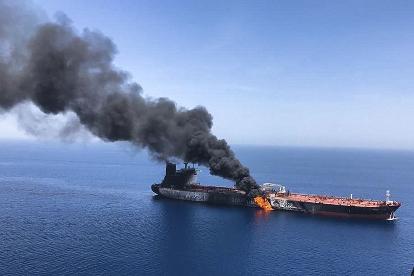 Fotograf&iacute;a de archivo del 13 de junio de 2019 de un petrolero en llamas en el golfo de Om&aacute;n.