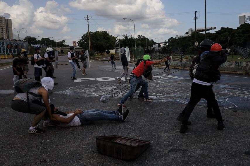 Manifestantes se enfrentan a la Guardia Nacional Bolivariana este viernes 23 de junio de 2017, en las inmediaciones de la base militar La Carlota, en Caracas, Venezuela.&nbsp;