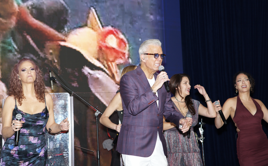Willy Chirino y su banda, acompañaron la emotiva velada en la Torre de la Libertad de Miami.