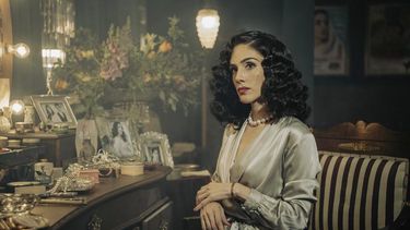 En esta imagen proporcionada por ViX+, Sandra Echeverría en una escena de la serie María Félix, La Doña, que se estrena el 21 de julio en el servicio de streaming. 