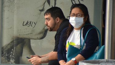 Cubrirse la nariz y la boca es recomendado por la autoridad sanitaria para combatir el contagio de coronavirus.