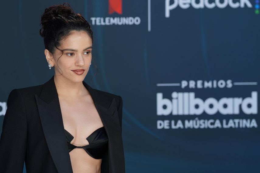 La cantante española Rosalía posa en la alfombra azul de los Premios Billboard de la Música Latina este jueves, en el James L. Kinght Center en Miami, Florida