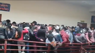 Momentos en que una baranda de metal se desprende y caen al vacío los estudiantes de la&nbsp; Universidad Pública de El Alto, en Bolivia.