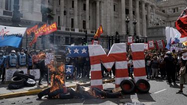 Letras que forman la sigla del Fondo Monetario Internacional ( FMI ) se incendian durante una protesta frente al Congreso mientras los diputados debaten una ley para ratificar un acuerdo del gobierno con el FMI para refinanciar unos 45.000 millones de dólares en deuda en Buenos Aires, Argentina, el jueves 10 de marzo de 2022.