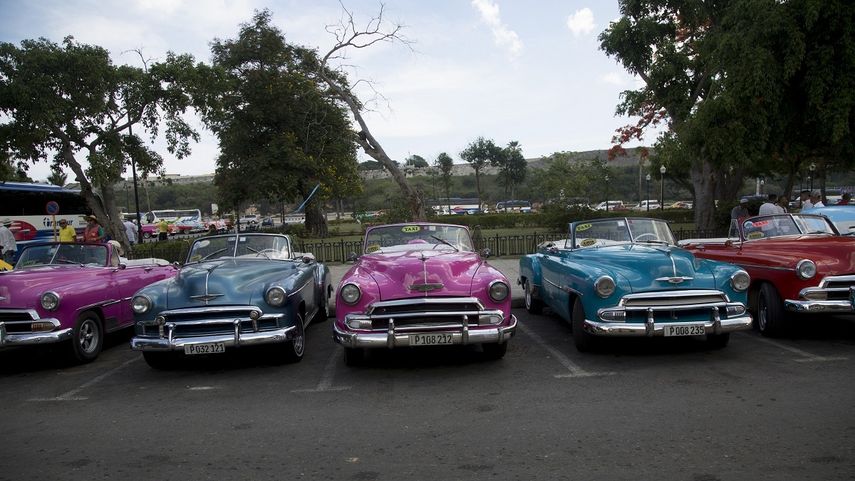 Fotograf&iacute;a de junio de 2019 de un grupo de autos cl&aacute;sicos&nbsp;a la espera de turistas en La Habana, Cuba.