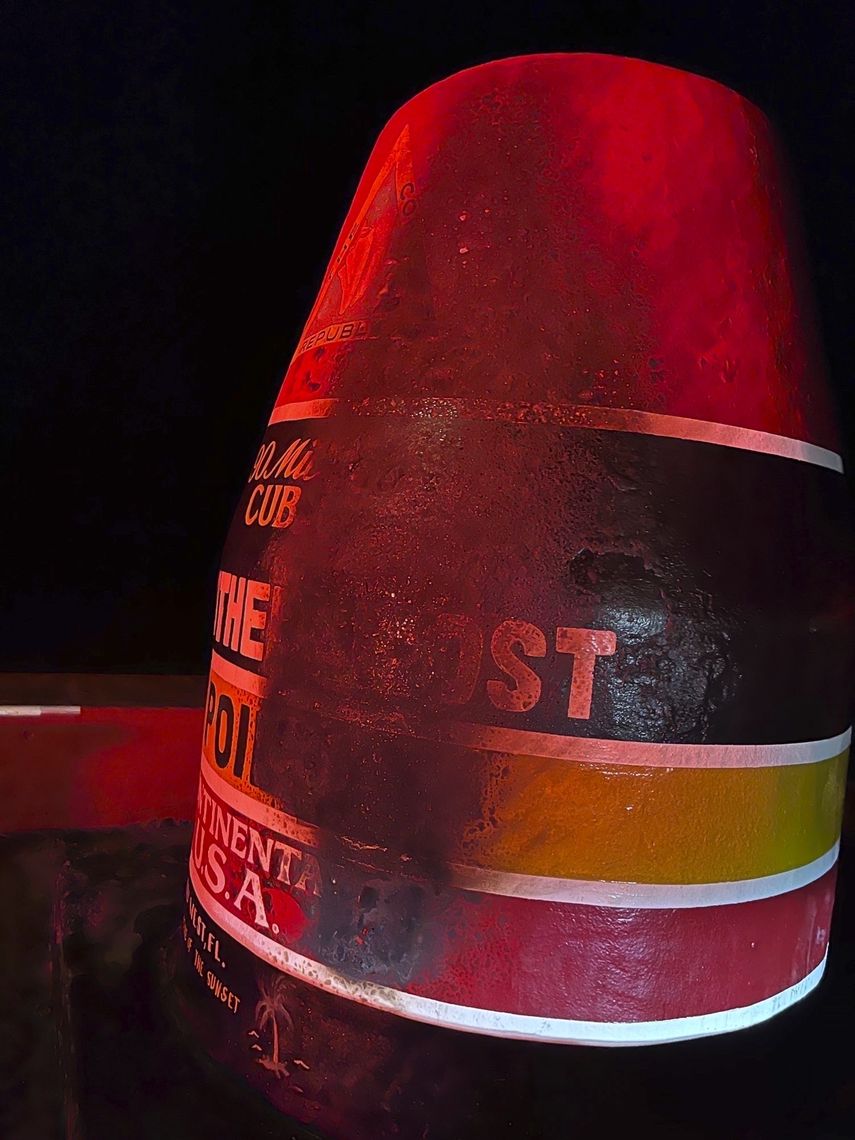 Esta foto proporcionada por la ciudad de Key West, Florida, muestra la boya Southernmost Point el sábado 1 de enero de 2022 en Key West, Florida. La policía está buscando a dos personas que quemaron una parte de la famosa boya Southernmost Point de Key West a principios de Nueva Día del año después de prender fuego cerca del ícono turístico emblemático.&nbsp;