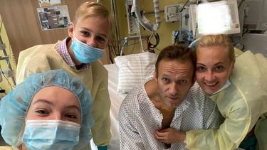 Imagen publicada el 15 de septiembre de 2020 en la cuenta de Instagram de @navalny, muestra al l&iacute;der de la oposici&oacute;n rusa Alexei Navalny posando para una foto con su familia en el hospital Charite de Berl&iacute;n.