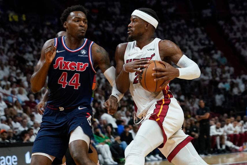 Jimmy Butler de Heat de Miami controla el balón ante la presencia de Paul Reed de 76ers de Filadelfia&nbsp;