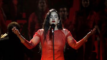 Doce horas después de desvelar este tema en las redes sociales, Con altura sumaba más de 1,8 millones de reproducciones en YouTube.