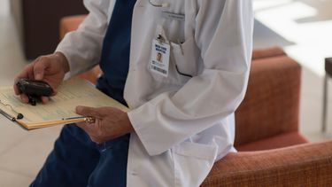 A pesar de su declive en popularidad desde los años 80 y 90, los bíperes siguen siendo el estándar en muchos hospitales de Estados Unidos.