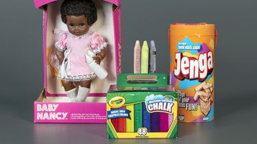 En esta foto proporcionada por el Salón Nacional de la Fama del Juguete, Baby Nancy de Shindana Toys, la tiza para aceras de Crayola y el juego Jenga de Parker Brothers, incorporados al salón en Rochester, Nueva York, el jueves 5 de noviembre del 2020.&nbsp;