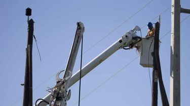 Empleados de compañías de electricidad trabajan en la restauración del servicio eléctrico de la isla.&nbsp;