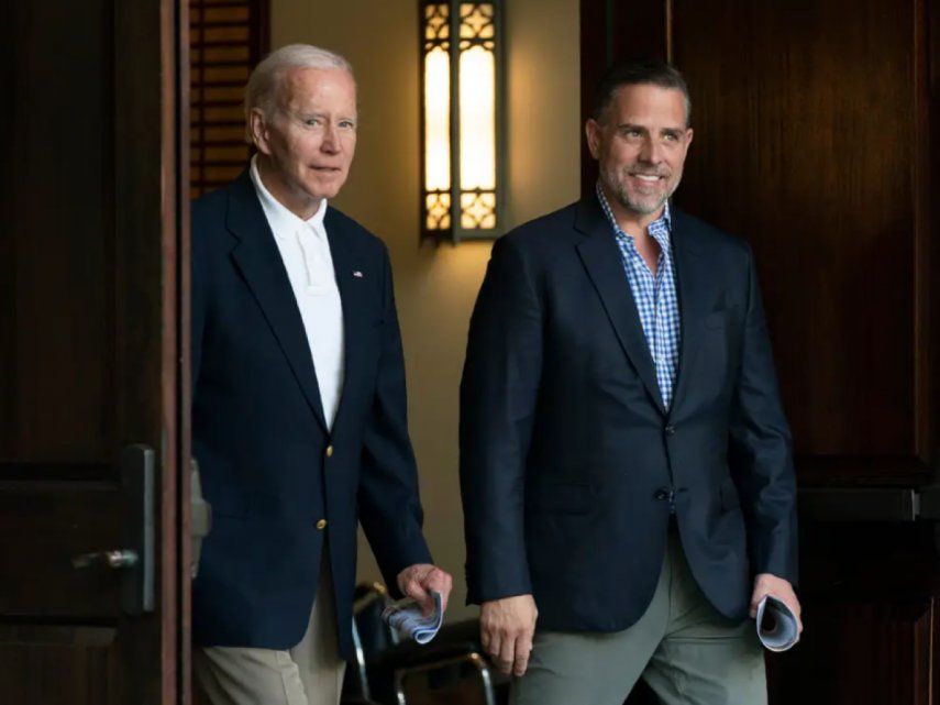 El presidente Joe Biden camina junto a su hijo Hunter Biden.