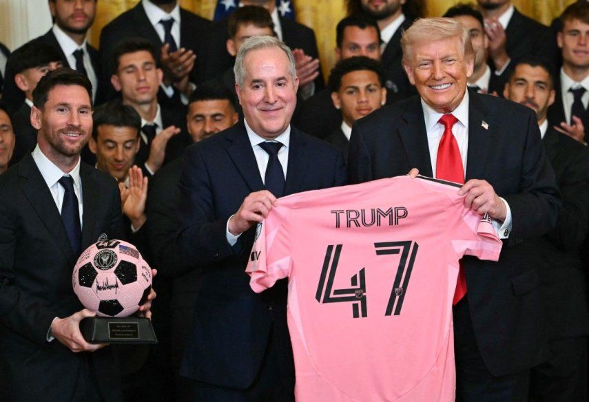 El delantero argentino del Inter Miami, Lionel Messi (izq), el dueño del club, Jorge Mas (centro), y el presidente de Estados Unidos, Donald Trump, posan con una camiseta con el número 47 y un balón autografiado durante un evento en la Casa Blanca.