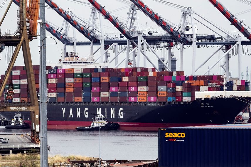 Un buque de carga de la compañía de transporte taiwanesa Yang Ming llega este lunes al puerto de Los Ángeles, California.