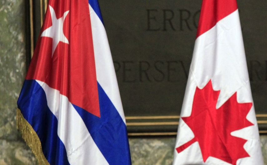 Vista parcial de las banderas de Cuba (izq.) y Canadá.