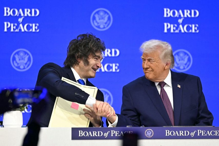 El presidente de Estados Unidos Donald J. Trump estrecha la mano de su homólogo argentino, Javier Milei.