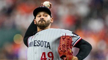 El lanzador abridor venezolano de los Mellizos de Minnesota, Pablo López, lanza contra los Astros de Houston durante la primera entrada del Juego 2 de un juego de béisbol de la Serie Divisional de la Liga Americana en Houston, el domingo 8 de octubre de 2023.&nbsp;