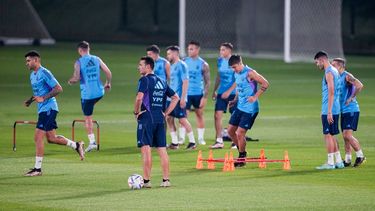 El técnico de Argentina Lionel Scaloni (centro) dirige un entrenamiento en la Universidad de Catar, el viernes 18 de noviembre de 2022, en Doha.