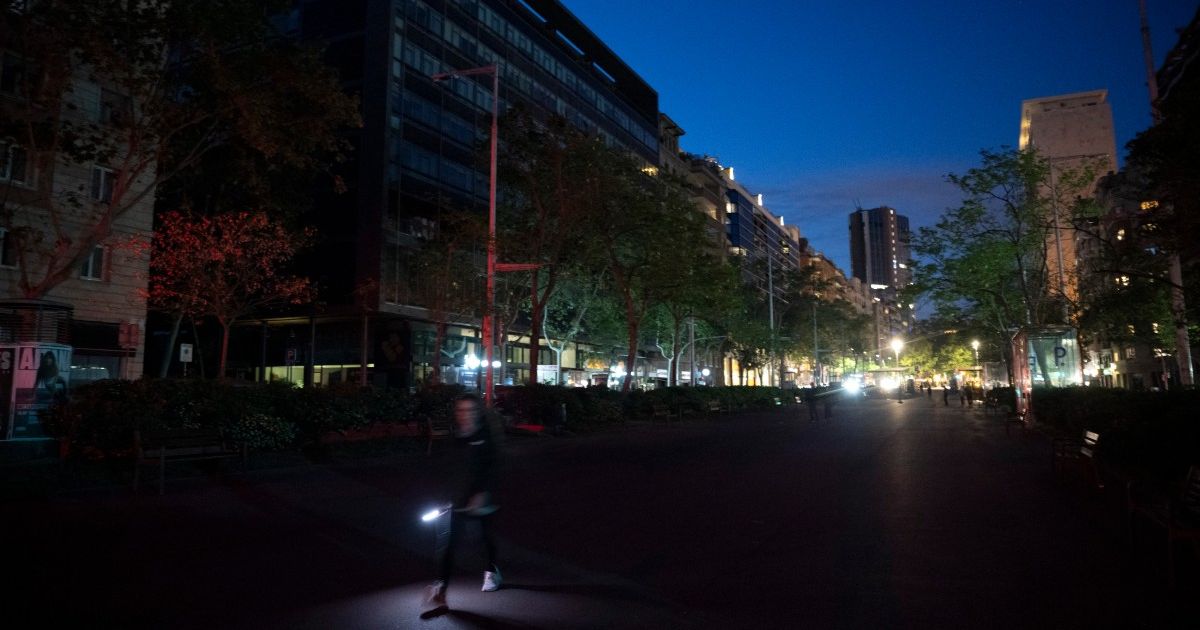 El apagón en España se debió a una sobretensión que provocó “una reacción en cadena”