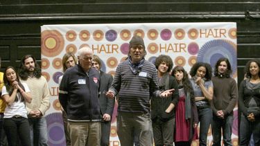  Los creadores de Hair Galt Macdermot, izquierda, y James Rado, conversan con la prensa sobre una reposición del musical en Broadway el 30 de enero de 2009 en Nueva York. 