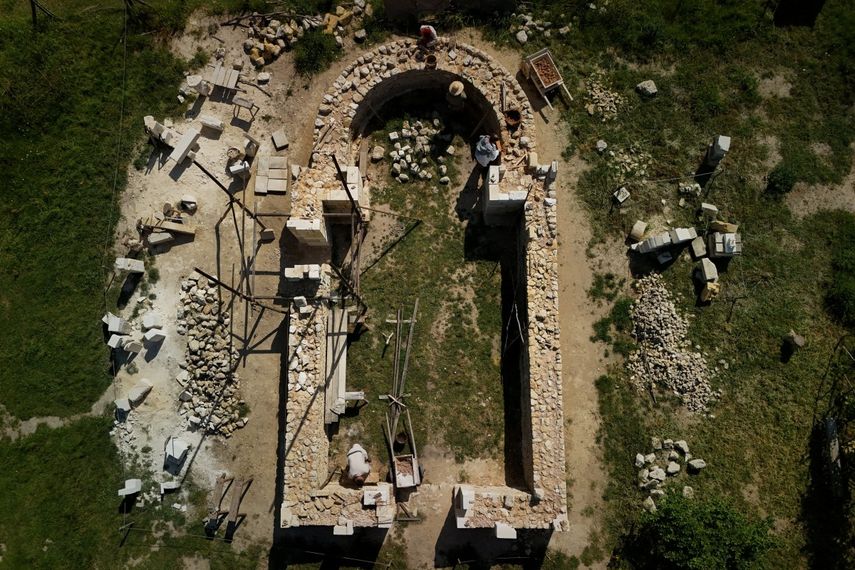 Esta fotografía aérea, tomada el 16 de mayo de 2025, muestra a los participantes trabajando en la obra de una catedral&nbsp;gótica en La Lande-de-Fronsac, cerca de Burdeos, en el suroeste de Francia.