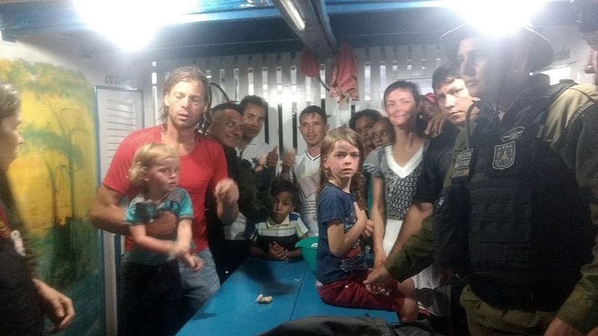 Fotografía cedida por ASCOM/SEGUP de la familia estadounidense encontrada este miércoles 1 de noviembre de 2017, en una localidad del municipio de Breves en el estado de Pará, Brasil.
