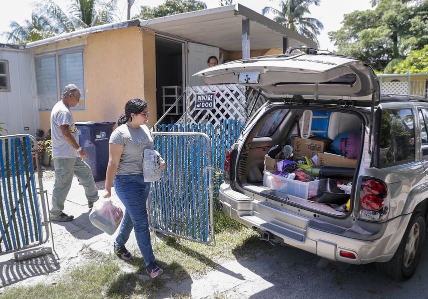 Una familia se prepara para evacuar desde un parque de casas móviles en el vecindario de Pequeña Haití, en&nbsp;Miami, Florida,&nbsp;ante el anunciado paso del huracán Irma.