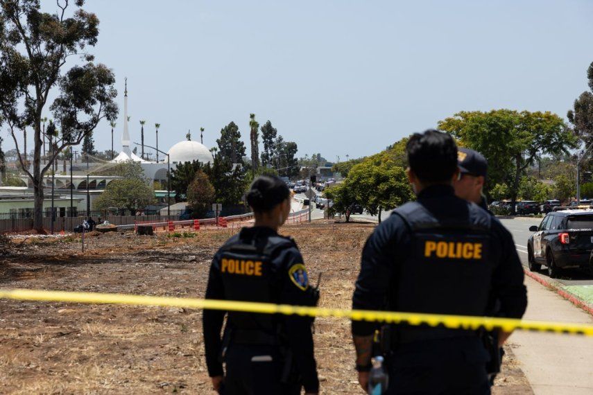 Agentes de la policía acordonan la escena de crimen.&nbsp;