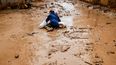 Una mujer se cae en el barro tras fuertes lluvias en Paiporta, Comunidad Valenciana.