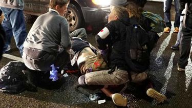 La víctima resultó herida levemente y fue trasladada a un hospital cercano, detalló la policía local