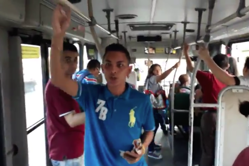 Un joven venezolano pide en un bus en Colombia, y otro venezolano le reclama.&nbsp;