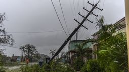 Postes de electricidad caídos bordean una calle después de que el huracán Ian azotara Pinar del Río, Cuba, el martes 27 de septiembre de 2022.&nbsp;