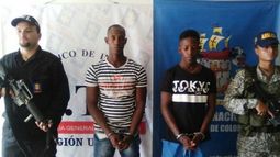 Dunieski Eliades Lastre y Edelvis Martínez Aguilar, los presuntos asesinos de los dos migrantes cubanos, cuando fueron detenidos por las autoridades colombianas. (EL TIEMPO)