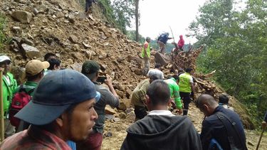 Rescatistas trabajan en la zona de un derrumbe en Tapachula, estado de Chiapas (México).