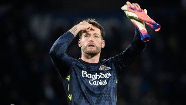 El portero de la Real Sociedad, Alex Remiro, saluda a los aficionados presentes tras la conclusión de un partido, el 4 de enero de 2026.