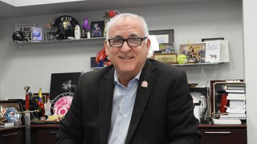 Esteban Bovo antes de renunciar a la alcaldía de Hialeah