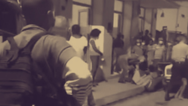 Policía reprime protesta frente a la funeraria de Santa Clara