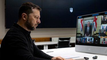 El presidente de Ucrania, Volodimir Zelenski, asiste a una reunión a través de una videollamada con líderes internacionales organizada por el primer ministro británico para discutir el apoyo a Ucrania.