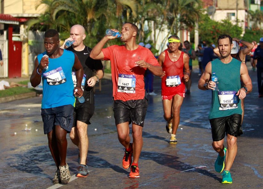 El actor estadounidense Will Smith (cen.) corre bajo el sol intenso de La Habana el domingo 18 de noviembre, durante la edición del Marabana 2018.
