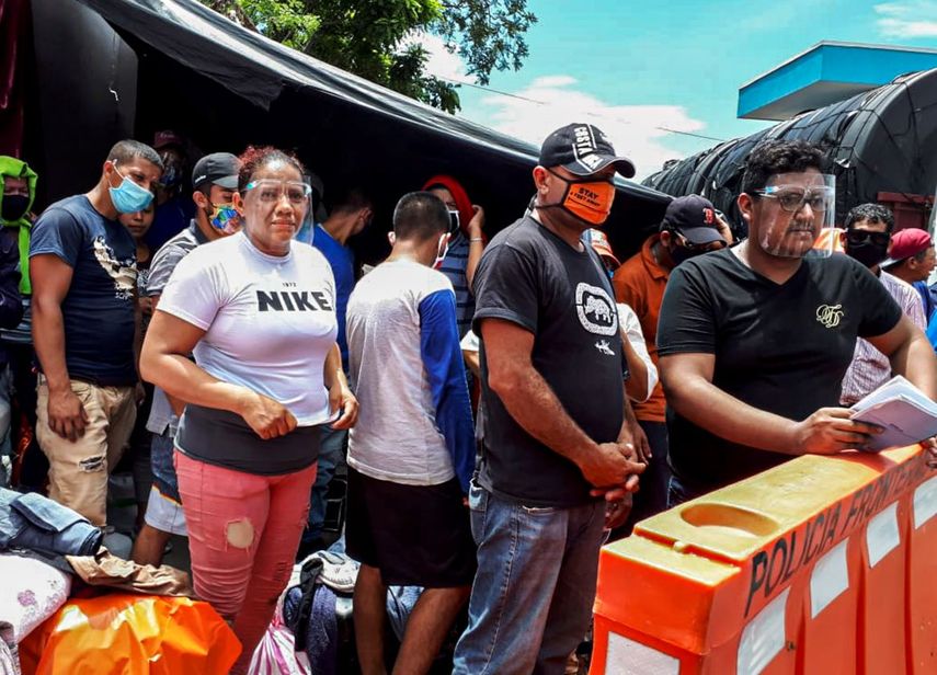 Nicarag&uuml;enses varados en la frontera Costa Rica y Nicaragua.