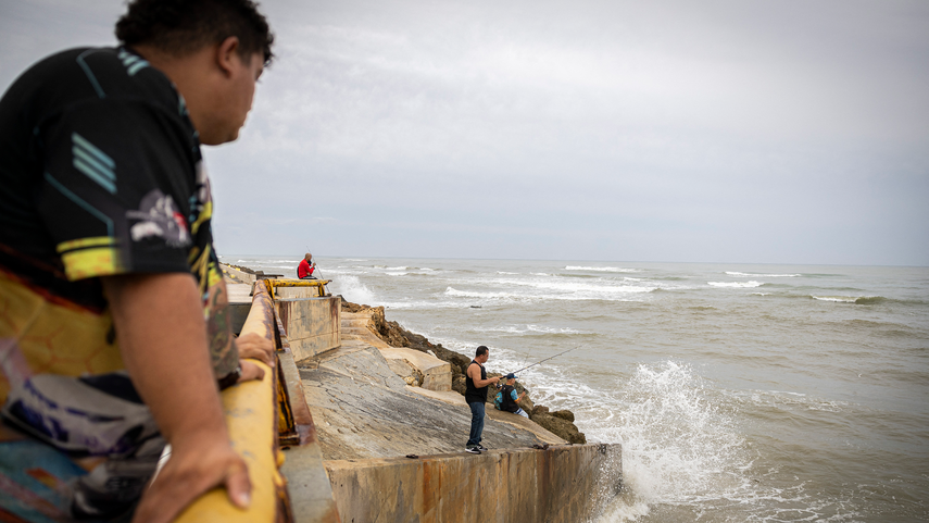 Pescadores aprovechan la crecida del Río Grande de Arecibo en su desembocadura tras el paso del huracán Erin, de categoría 3, por Puerto Rico, el 17 de agosto de 2025.