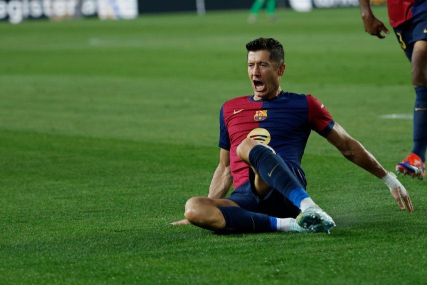 Robert Lewandowski celebra tras anotar el segundo gol del Barcelona en la victoria 2-1 ante Athletic Bilbao en la Liga española, el sábado 24 de agosto de 2024.&nbsp;