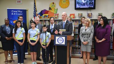 El gobernador de la Florida, Rick Scott, explico que como antiguo propietario de un pequeño negocio, entiende la preocupación de los propietarios de tiendas.