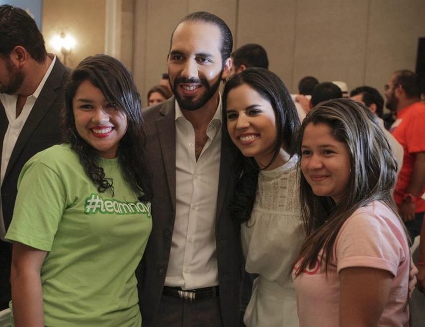 El candidato oficialista a la Alcaldía de San Salvador, Nayib Bukele, del Frente Farabundo Martí para la Liberación Nacional (FMLN), posa durante una conferencia de prensa. EFE 