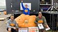 De izq a der: Emmett Andrusz, Steve Andrusz y Scott Andrusz con la calabaza gigante en Clarence, Nueva York, el 1 de octubre del 2022.